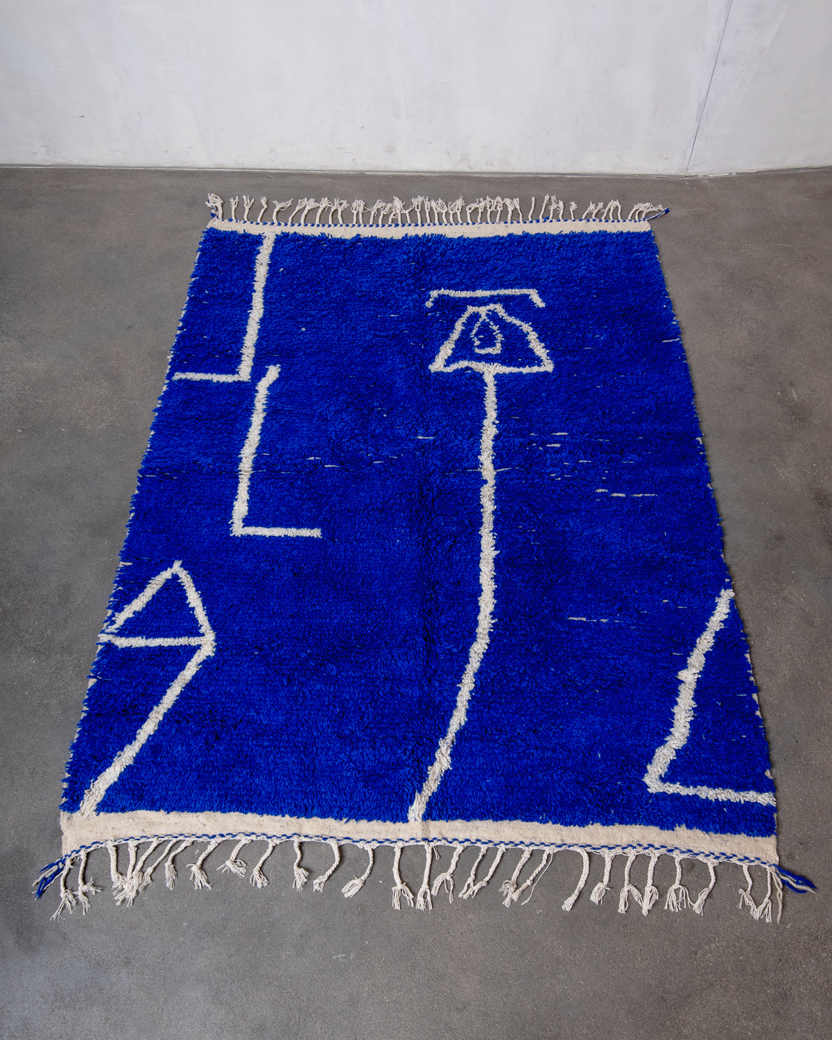 Modern designer handcrafted Berber rug from Morocco. Azilal rug with beautiful colors and patterns. Made of sheep’s wool and colourful cotton.
